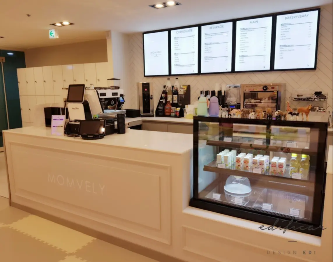 아이와 함께하는 따뜻한 베이비카페 카운터 인테리어